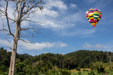 Sıcak hava balon bitti dağlar Tayland