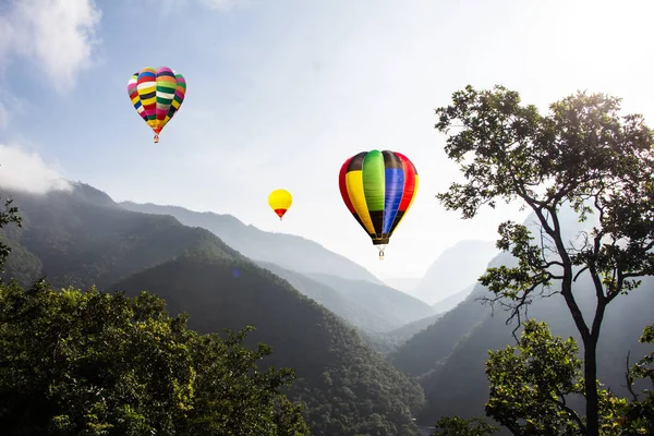 Sıcak hava balon bitti dağlar Tayland — Stok fotoğraf