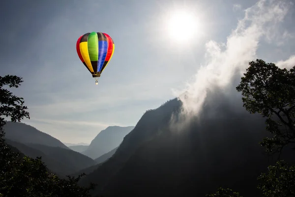 Dağ Güneş Işığı Üzerinde Hotair Balon — Stok fotoğraf