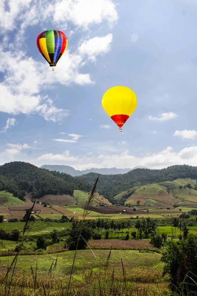 Dağ manzarası Tayland sıcak hava balonu — Stok fotoğraf