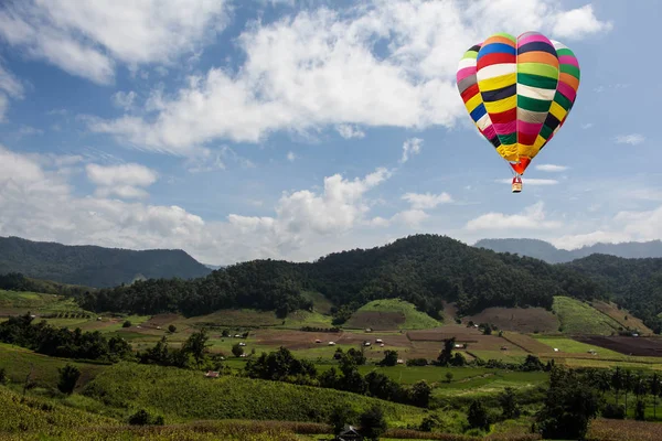 Dağ manzarası Tayland sıcak hava balonu — Stok fotoğraf