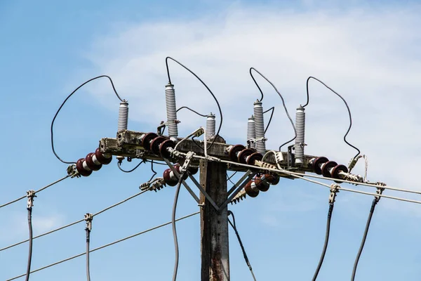 Postes eléctricos de alta tensión — Foto de Stock