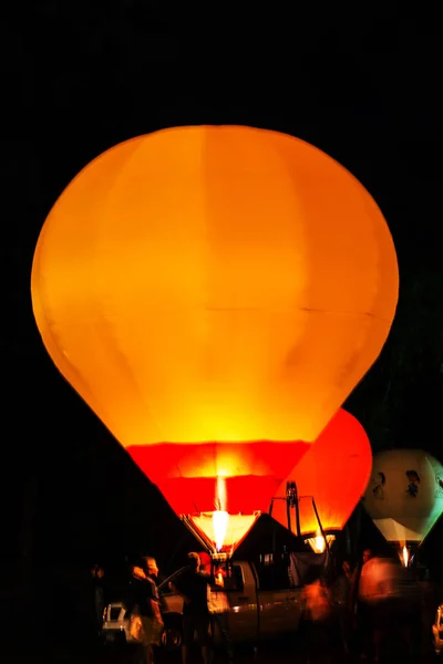 Balão de ar quente colorido no crepúsculo — Fotografia de Stock