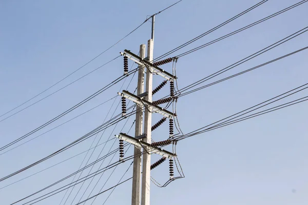 Poste de alta tensión o torre de alta tensión — Foto de Stock