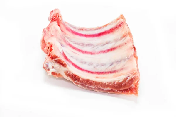 Costole di maiale grezze isolate su sfondo bianco — Foto Stock
