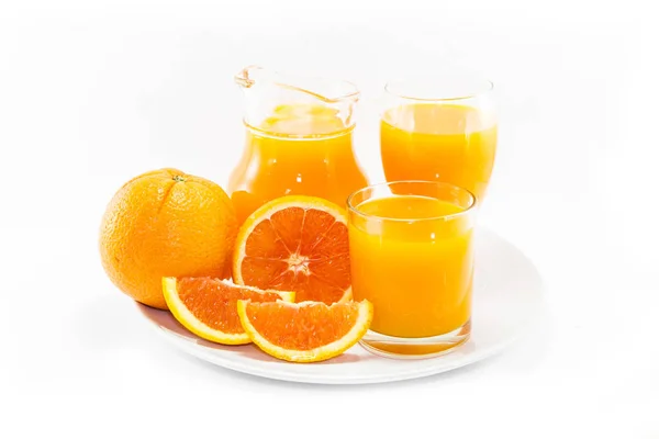 Pomerančová šťáva v džbán a pomeranče. Izolované na bílém poza — Stock fotografie