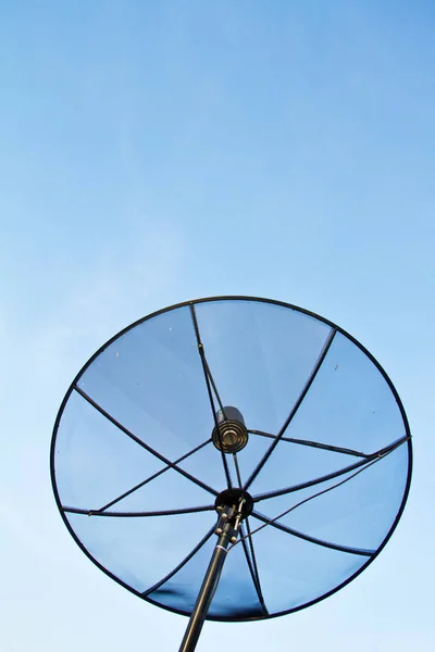 Antena parabólica e céu azul — Fotografia de Stock