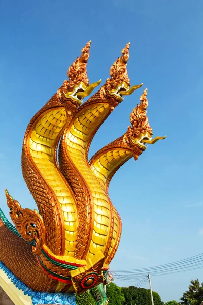 Onder Leiding Van Dragon Standbeeld Thaise Tempel — Stockfoto