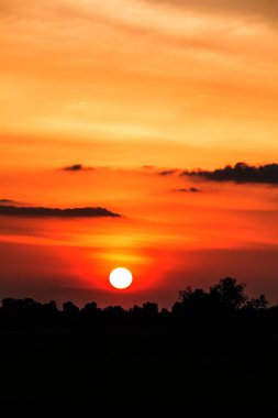 Gökyüzü bulutlu akşam