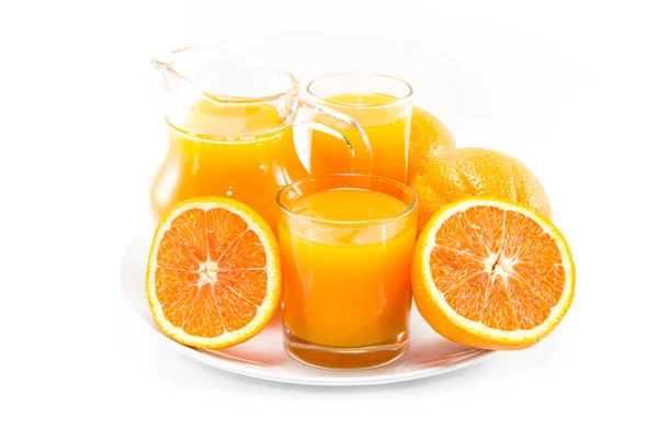 Orangensaft in Krug und Orangen. isoliert auf weißem Hintergrund — Stockfoto