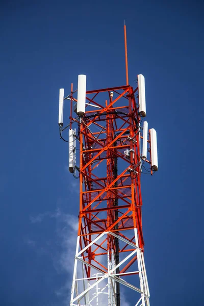 Torre de telecomunicaciones con cielo azul — Foto de Stock