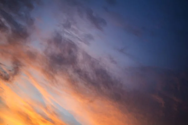 Photo coucher de soleil comme arrière-plan avec des nuages sombres — Photo