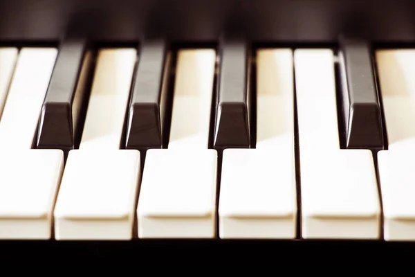 Nära - upp av Piano tangenter — Stockfoto