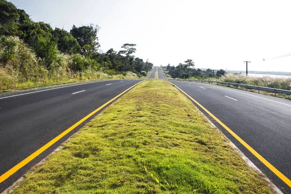 Camino de asfalto vacío en el campo — Foto de Stock