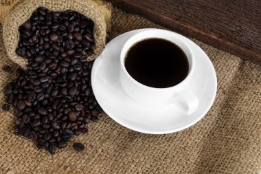 kahve fincanı kahve çekirdekleri çuval bezi çanta ile