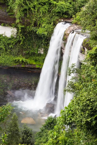 Vodopád v tropickém lese v Ubon Ratchathani, Thajsko — Stock fotografie