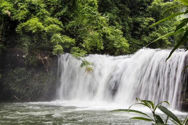 Cachoeira Huay Luang, Parque Nacional Phu chong Na Yoi, Ubon Ratchathani Thaialnd — Fotografia de Stock