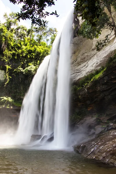 Vodopád a blue stream v deštném pralese Thajsko — Stock fotografie