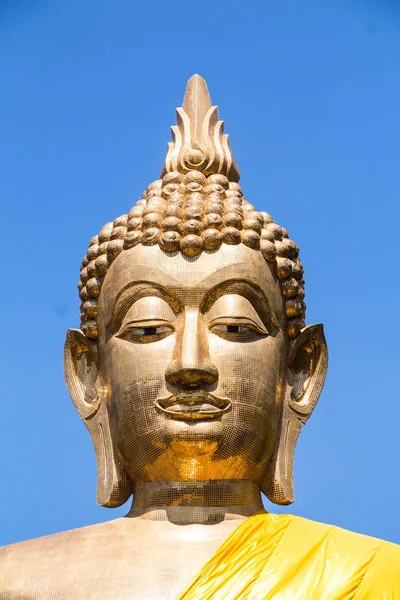 Estátua de Buda em um famoso templo na província de Amnat Charoen Tailândia — Fotografia de Stock