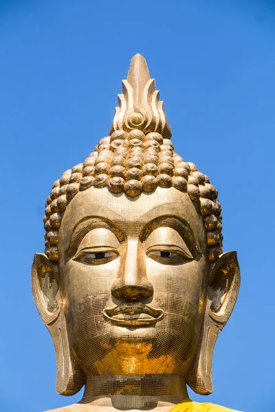 Güzel altın Buda stutue yakın çekim