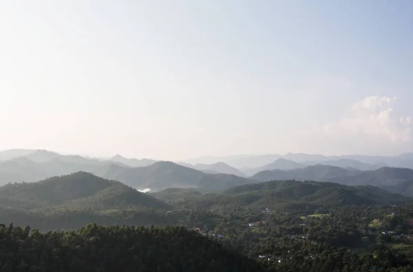 晨雾在热带山脉，泰国清迈 — 图库照片