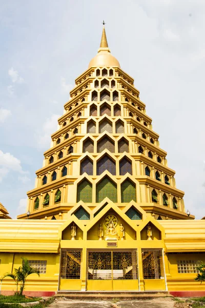 Bella pagoda dorata nella provincia di Ang perizoma, Thailandia — Foto Stock