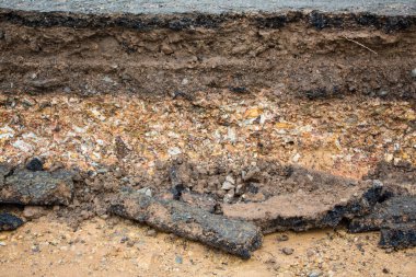 Yol asfaltındaki eski asfaltı kazırken oluşan katmanları kapat.