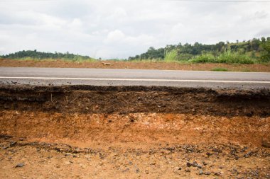 Katman katman toprak ezilmiş kaya katmanı.