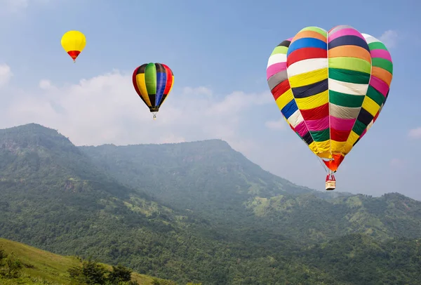 Sıcak Hava Balonu Gündüz Vakti Parkta Dağlarda Uçuyor — Stok fotoğraf