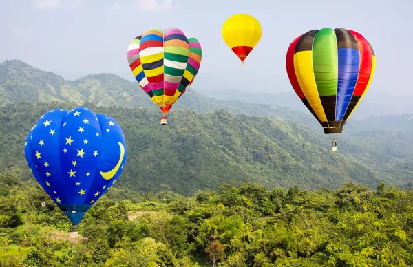 Varm Luft Ballong Parken Dagen Flyger Berg Bakgrund — Stockfoto