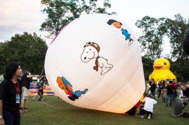Renkli yüzeyi olan sıcak hava balonu