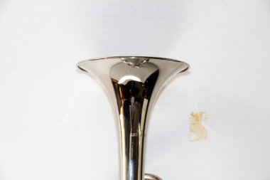 Orkestranın müzik aletleri beyaz arkaplanda izole edildi