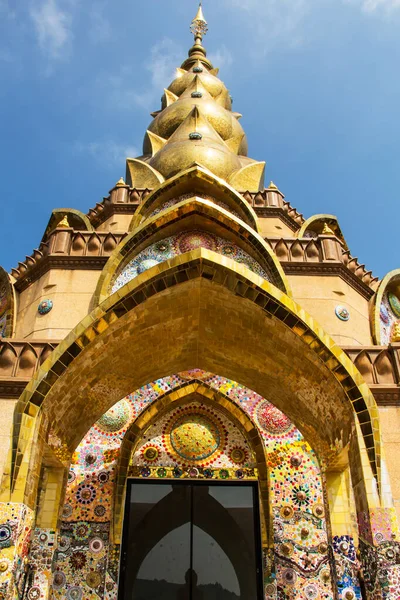 PHETCHABUN, THAILAND - OUTUBRO 31, 2014: Templo parede decorada wi — Fotografia de Stock
