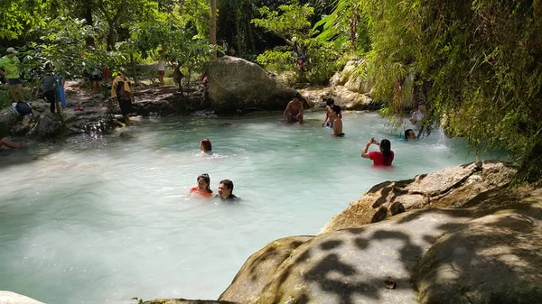 Turistas Uma Cachoeira Floresta — Fotografia de Stock