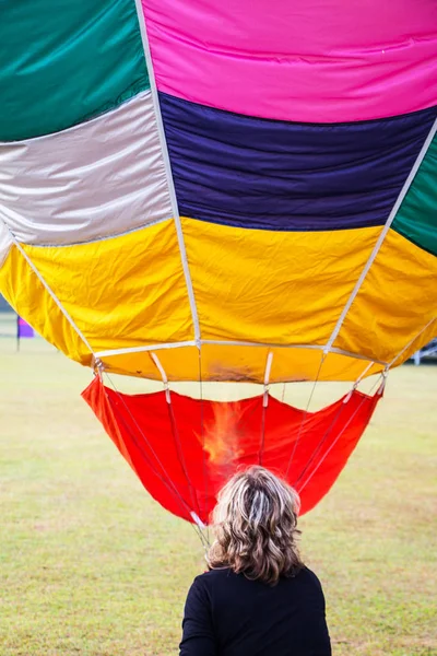 Balon Gorące Powietrze Kolorową Powierzchnią — Zdjęcie stockowe