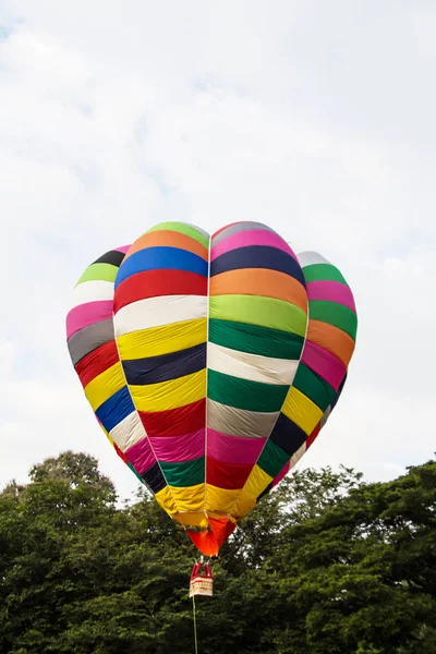 Balon Gorące Powietrze Kolorową Powierzchnią — Zdjęcie stockowe