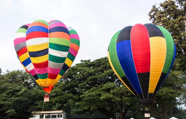 Sıcak Hava Balonu Gündüz Vakti Parkta Dağlarda Uçuyor — Stok fotoğraf