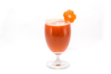 havuç suyu ve beyaz arka plan üzerinde izole havuç dilimleri