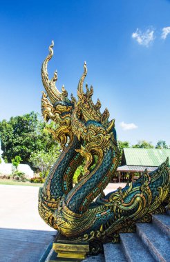 Mavi gökyüzü arka planında Naga Ölçeklemesi