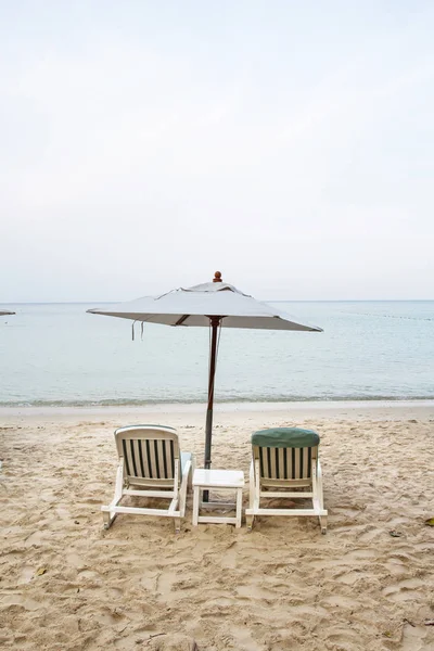 Ombrelloni Bianchi Piegati Sono Allineati Una Spiaggia Sabbia Bianca — Foto Stock