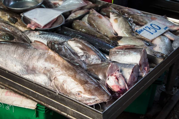 市场上新鲜鲭鱼 海洋食物概念 — 图库照片
