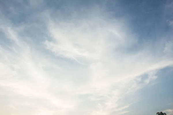 Białe Puszyste Chmury Błękitnym Niebie — Zdjęcie stockowe
