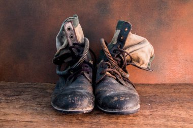 Ahşap arka planda eski model botlar.