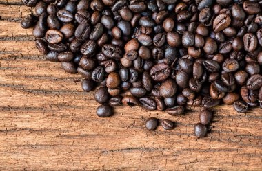 Kahve çekirdekleri eski ahşap masa üzerinde. Üstten Görünüm.