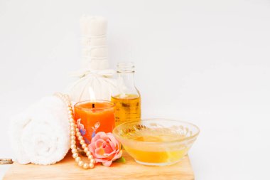 Mumlu spa malzemeleri ve muz yaprağıyla aromatik yağlar.