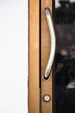 Kapı ve kapı tokmağı.