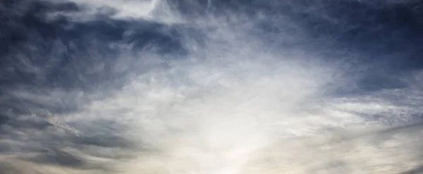 Chmury Błękitnym Tle Nieba — Zdjęcie stockowe