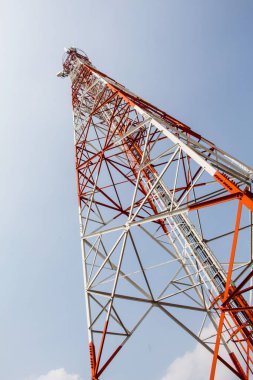 Telekomünikasyon direği mikrodalga bağlantısı ve TV vericisi