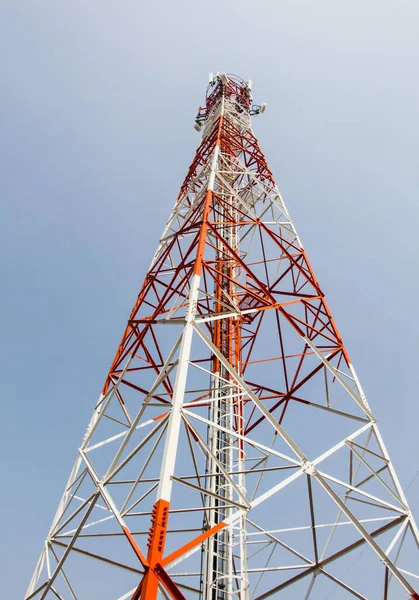 Mobiele Toren Communicatie Antennes Met Blauwe Hemelachtergrond — Stockfoto