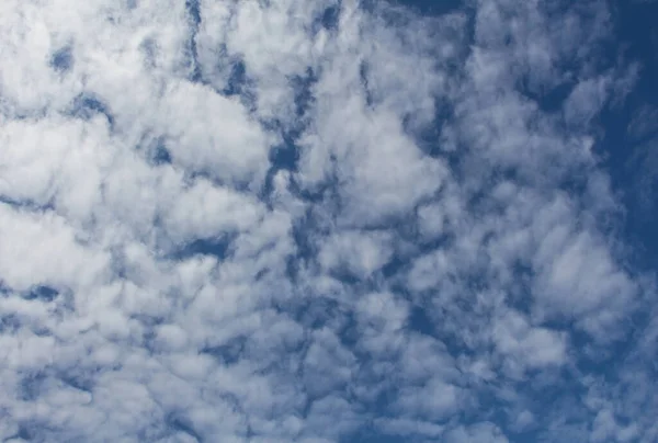 云层和清澈的蓝天 — 图库照片